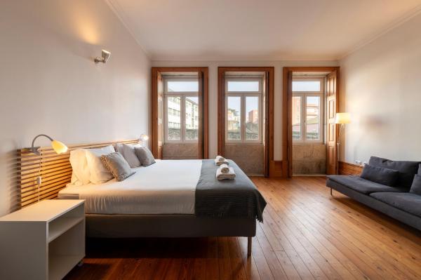 Fontainhas Flat: Balcony & Parking, Porto