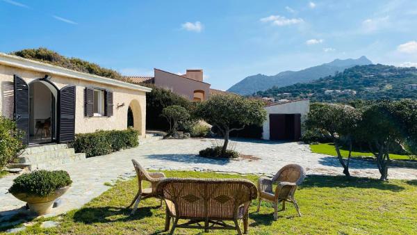 A la foto es mostra l'objecte Villa Davia Marine de Davia situat a la ciutat de Corbara.