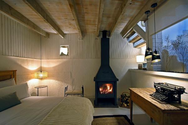 A la foto es mostra l'objecte casa con encanto en el bosque y a 10 min de Girona situat a la ciutat de Celrá.