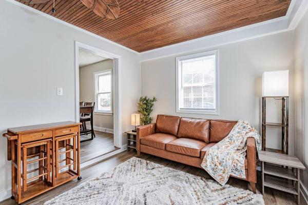 På billedet ses objektet Ma's Cozy Cape: Your Tranquil Home Away from Home! beliggende i byen Cumberland Landing.