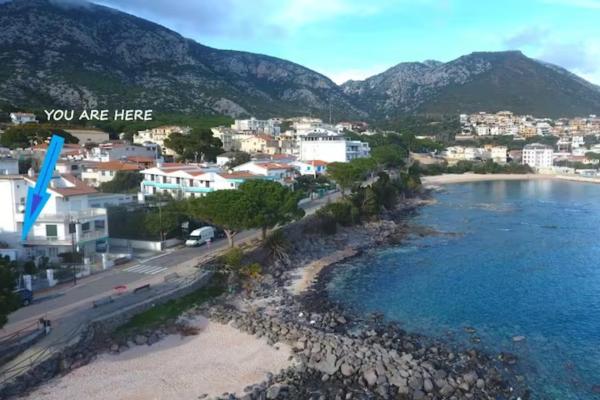 A la foto es mostra l'objecte Nido Lungomare, e sei in spiaggia... situat a la ciutat de Cala Gonone.