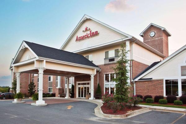 Na fotografii je vidět objekt AmericInn by Wyndham Vidalia nacházející se ve městě Vidalia.