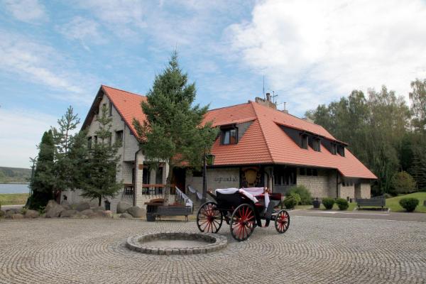 Na zdjęciu widoczny jest obiekt Hotel Wyrwidąb położony w mieście Cisze.