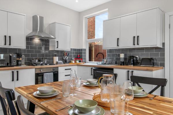 A la foto es mostra l'objecte Whitehill - 3-Bed Home from Home, Sleeps 7, Great for Groups & Workers, FREE Parking & Netflix - Hosted by Stay Host Save situat a la ciutat de Whiston.