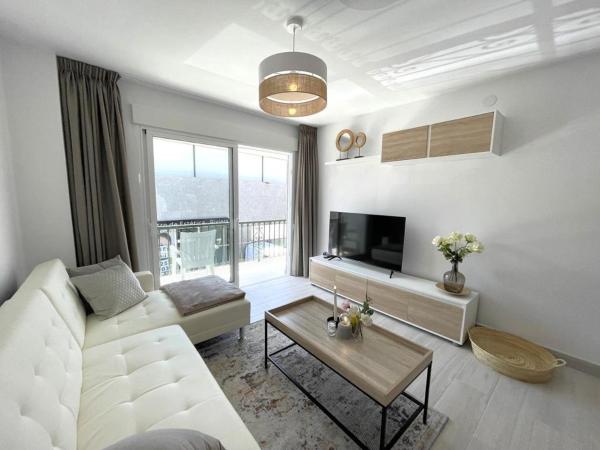 Na zdjęciu widoczny jest obiekt Beachside Riviera del Sol apartment położony w mieście Mijas.