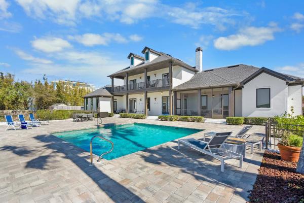 En la foto se muestra el objeto Waterfront Vacation Home with Heated Pool Dock and Beach Nearby ubicado en la ciudad de Cedar Landing.