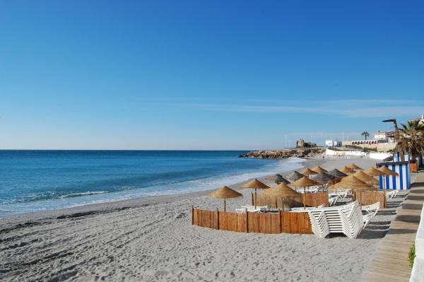 Na fotografii je vidět objekt Delfín Nerja nacházející se ve městě Nerja.