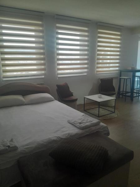 The photo shows the Sleep and drive No5 - free wifi located in the city of Šip.