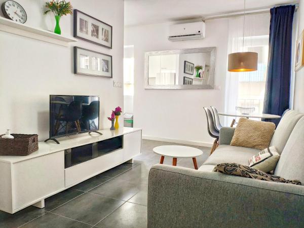 A la foto es mostra l'objecte App Coral con AA y Wi-Fi en Vinaròs cerca del mar situat a la ciutat de Vinaròs.