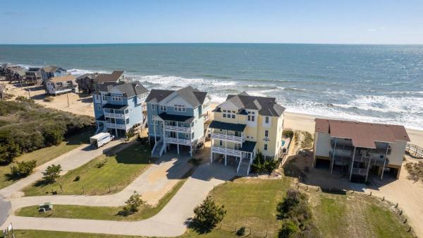 Auf dem Foto ist das Objekt Surfside Retreat 7 Bedroom by KEES Vacations in der Stadt Buxton zu sehen.