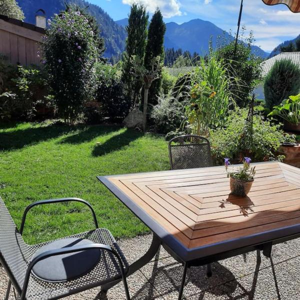 På billedet ses objektet Ferienhaus-Ferienwohnung Weitblick mit Garten und malerischem Bergpanorama beliggende i byen Schwaigen.