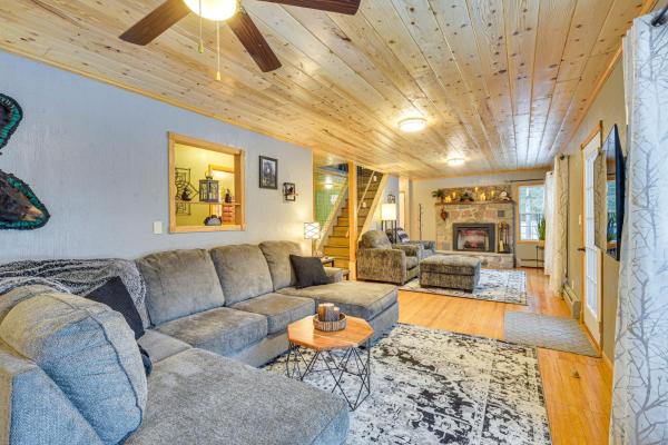 Στη φωτογραφία φαίνεται το αντικείμενο Charming Butternut Lake Getaway with Deck and Dock! που βρίσκεται στην πόλη Fifield.