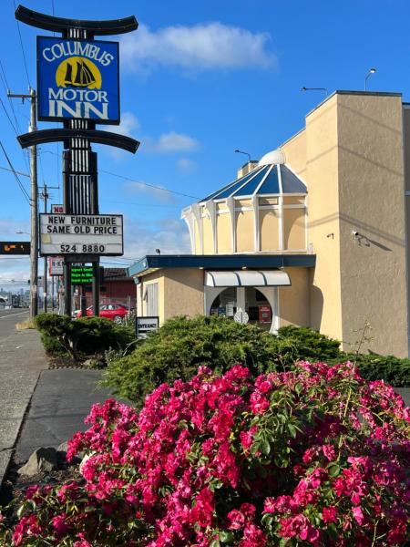 The photo shows the Columbus Motor Inn located in the city of Seattle.
