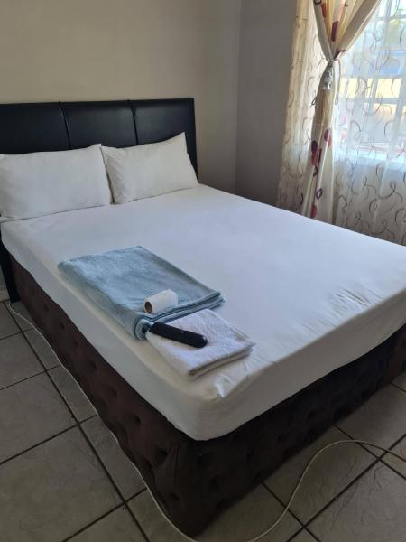 The photo shows the Moon Memories Guesthouse located in the city of Virginia.