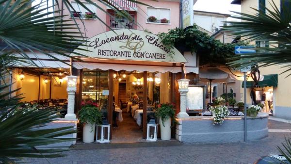 The photo shows the Locanda alla Chiesa located in the city of Lazise.