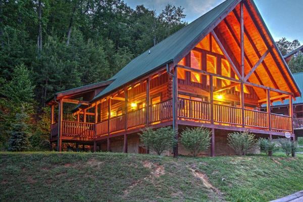 Foto 1: Solid Ground Lodge with Yard!