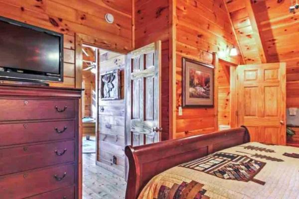 Foto 9: Solid Ground Lodge with Yard!