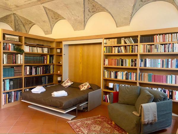 A la foto es mostra l'objecte The L i b r a r y situat a la ciutat de Bergamo.