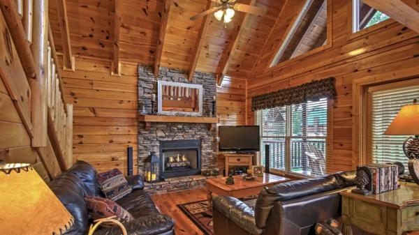 Foto 2: Solid Ground Lodge with Yard!