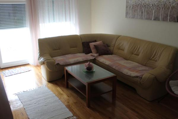 A la foto es mostra l'objecte Apartmani Babić situat a la ciutat de Podstrana.