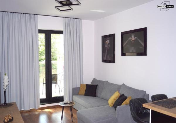 A la foto es mostra l'objecte White & Black Apartament situat a la ciutat de Ełk.