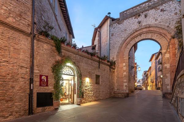 På billedet ses objektet Hotel Sole beliggende i byen Assisi.