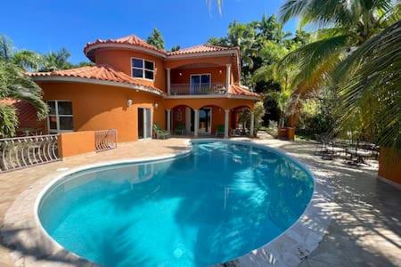 Hospitality Expert Stonehenge:5BR Villa/Chef/Beach, Montego Bay