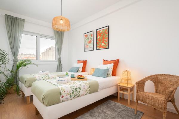 Host Wise - Spacious Modern Flat w Balcony, Porto