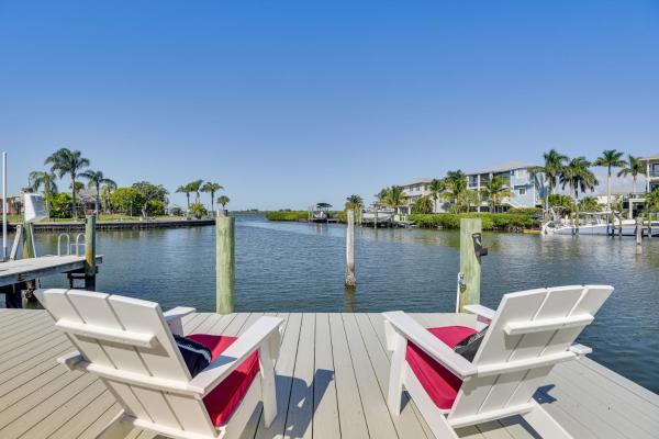 写真にはTerra Ceia市にあるWaterfront Palmetto Home with Private Pool and Dock!が写っています。