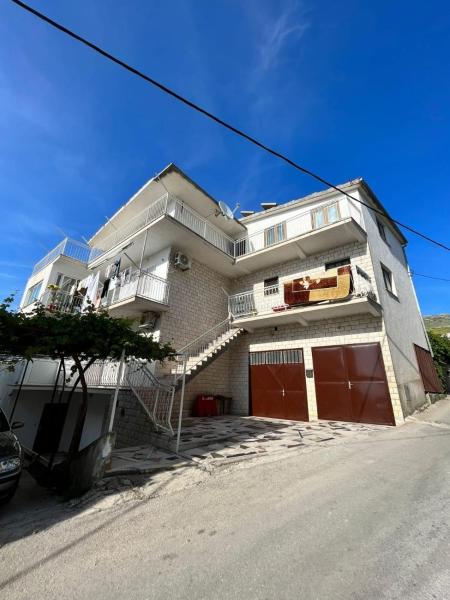 A la foto es mostra l'objecte Apartments with parking space Stobrec, Split - 22296 situat a la ciutat de Podstrana.