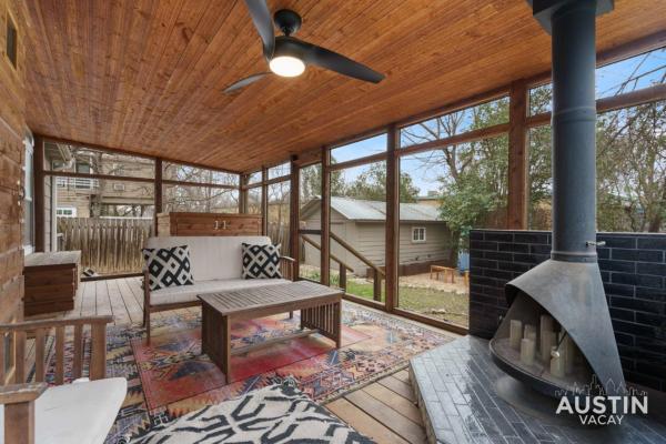 A la foto es mostra l'objecte Elegant Escape Gourmet Kitchen and Outdoor Living situat a la ciutat de Austin.