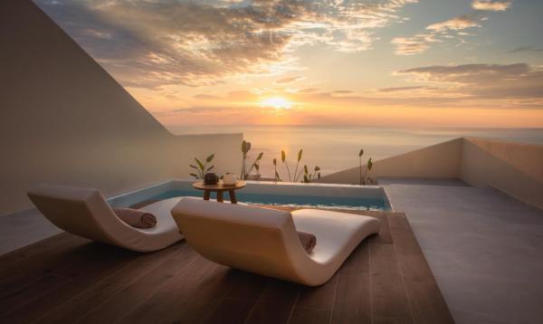 A la foto es mostra l'objecte Pnoe Luxury Suites situat a la ciutat de Fira.