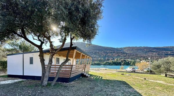 写真にはグレバシュティツァ市にあるMobile Home Luxor Grebašticaが写っています。