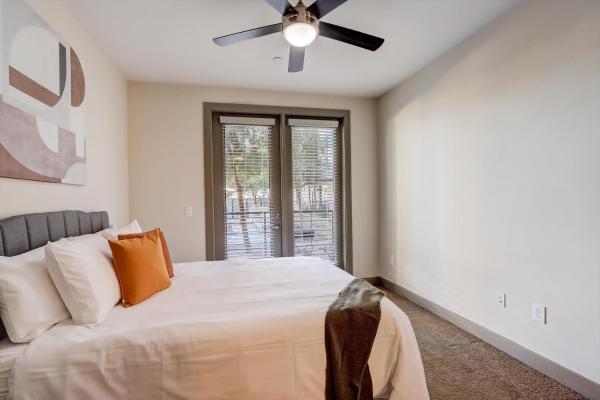 写真にはテンピ市にあるModern CozySuites on the Town Lake waterfront 13が写っています。