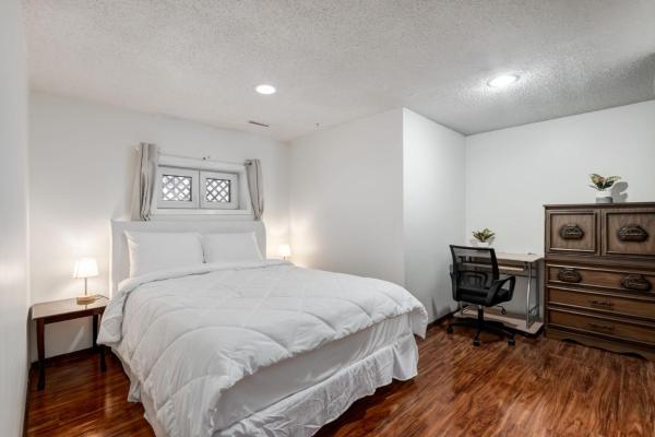 写真にはカルガリー市にあるPrivate 2BR Walkout Suite YYC & DT Calgary Accessが写っています。