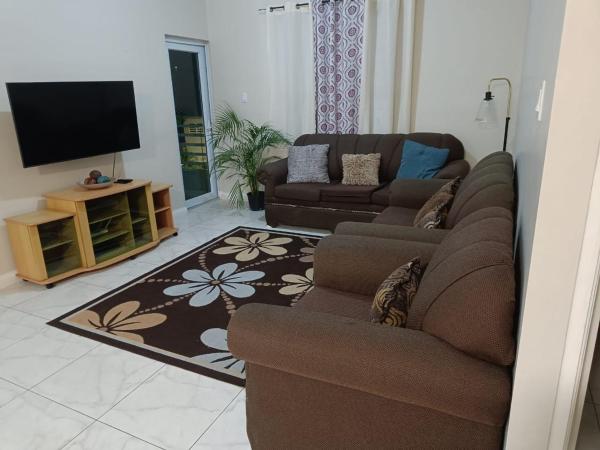 Op de foto is het object Lovely 2 BedRoom c̅ Netflix across National Stadium Kingston te zien, gelegen in de stad Beverly Hills.