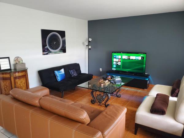 The photo shows the Cozy family home in quiet area, nice garden views. located in the city of Hammocks.