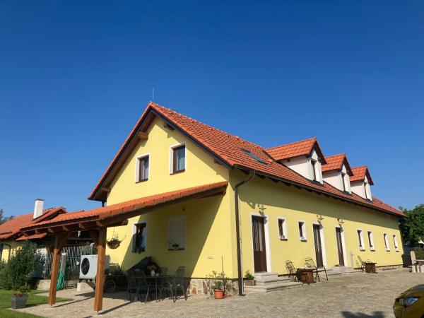 På billedet ses objektet Apartmán Dolánek beliggende i byen Čakov.