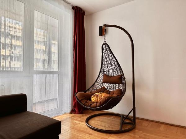 Auf dem Foto ist das Objekt Spacious Zen, Smart TV, Fully Equipped Kitchen, 70 mp, Tichete de vacanta, Late Check-out Available in der Stadt Bukarest zu sehen.