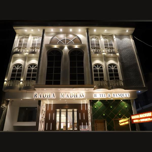 写真にはPalwal市にあるRadha Madhav Hotel & Banquetが写っています。