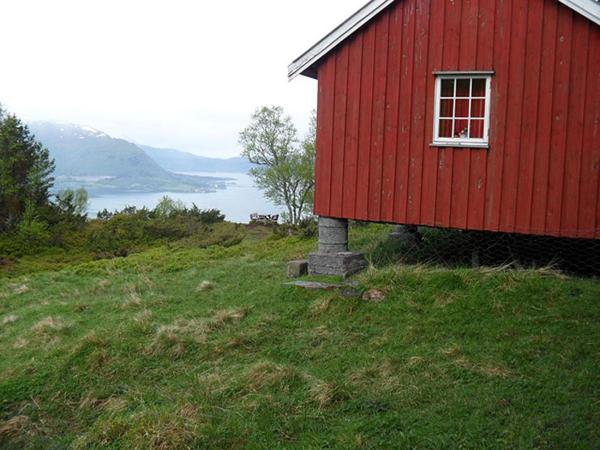 Orset setra - back to basic cabin - with amazing view, Torvikbukt