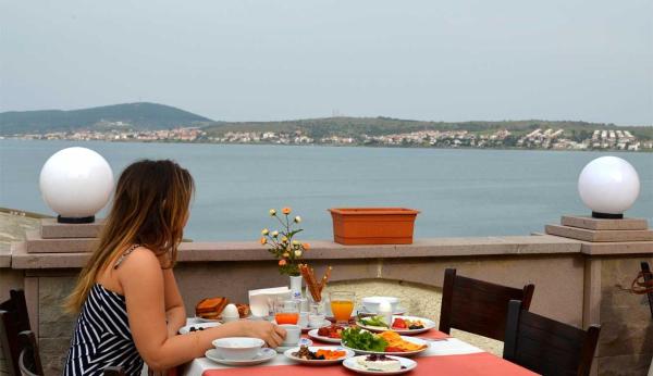 På billedet ses objektet Ayvalık Palas Hotel beliggende i byen Ayvalık.