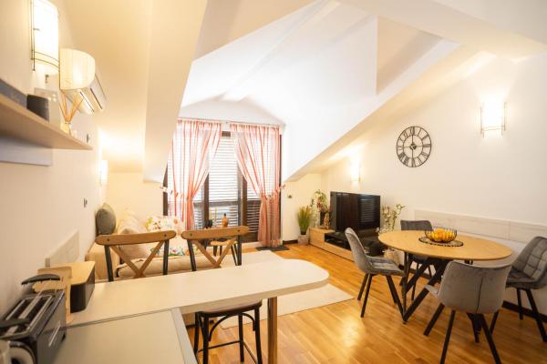 A la foto es mostra l'objecte Sunny Portside Apartment situat a la ciutat de Ðenovići.