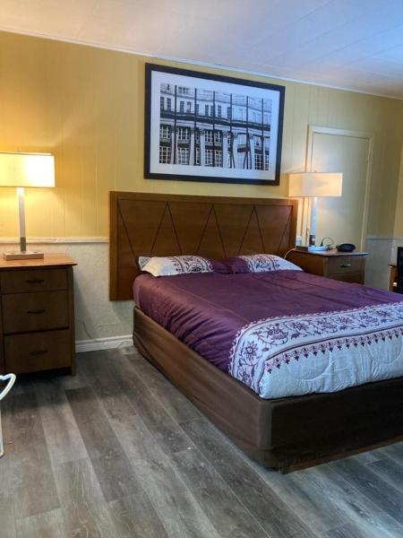 A la foto es mostra l'objecte Pine Ridge Motel situat a la ciutat de Timmins.