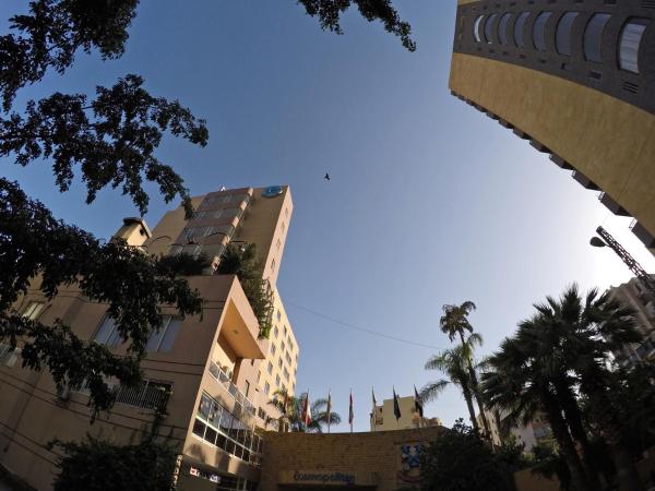 Kuvassa näkyy kohde Cosmopolitan Hotel, joka sijaitsee kaupungissa Al Ghuwayyāt.