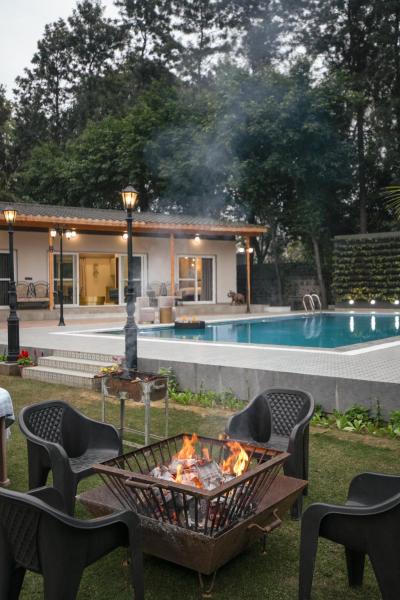 På bildet vises objektet ELIVAAS 6 BHK Farmstay with Pvt Pool & Garden - Esh som ligger i byen Tāoru.
