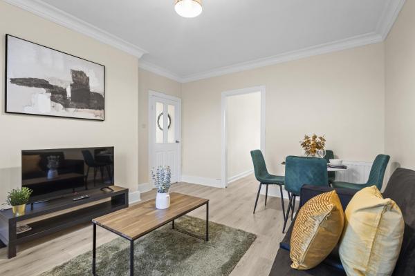 Op de foto is het object Cartside House te zien, gelegen in de stad Johnstone.