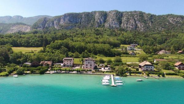 A la foto es mostra l'objecte Le Coin des Cygnes, appartement face au lac d'Annecy avec plage privée situat a la ciutat de Angon.