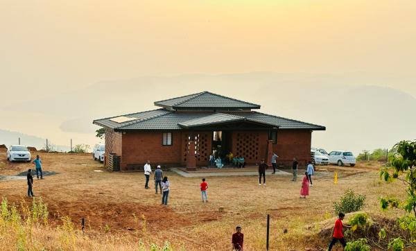 写真にはKoynanagar市にあるRedstone Villa By Koyna Staysが写っています。