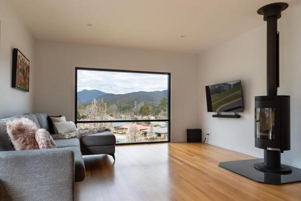 Kuvassa näkyy kohde Balcony to Bogong - modern house ten minute stroll to town, joka sijaitsee kaupungissa Bright.